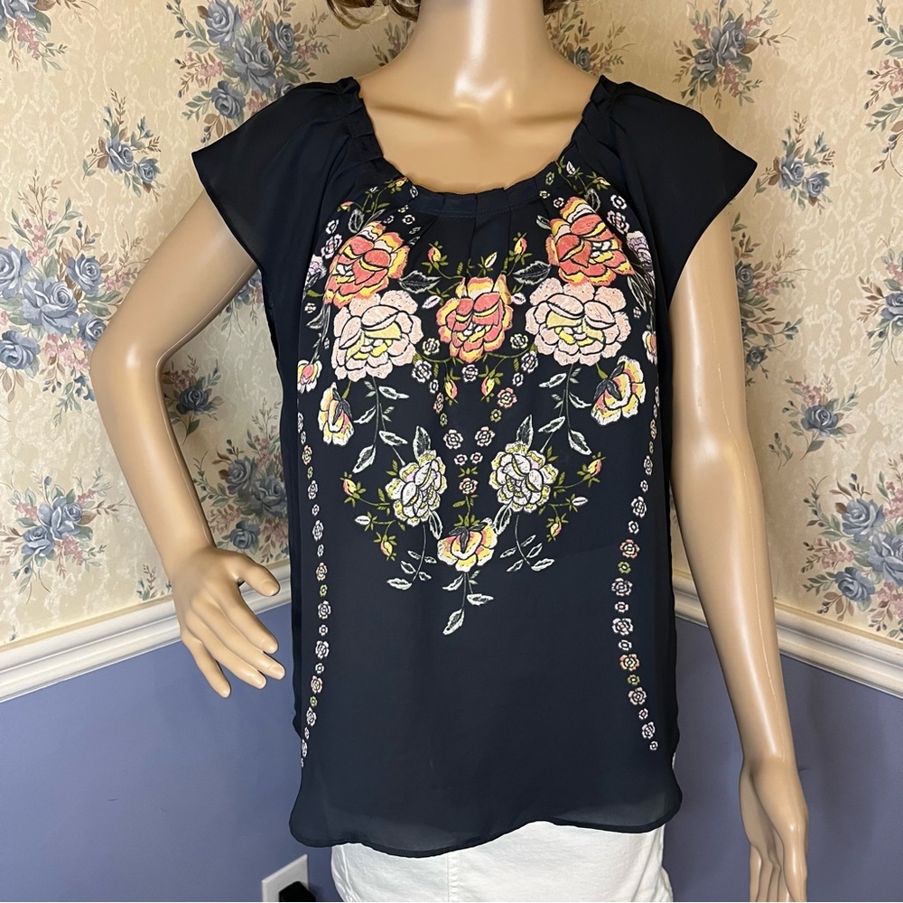 LC Lauren Conrad Pleated Floral Print Black Top, Size M